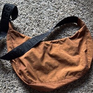 EUC BAGGU Medium Crescent - brown